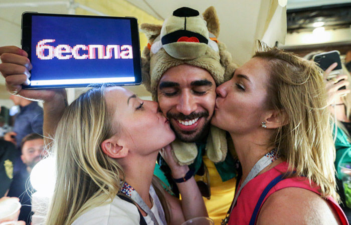 "ВКонтакте" будет бороться с группами о русских девушках на ЧМ.