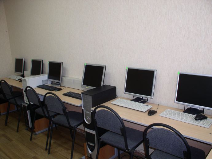 В 2014 году в рамках проекта  "Conectează-te!" 10 школ получили 500 ноутбуков.