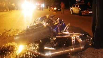 Tânărul care conducea o motocicletă a fost lovit de un automobil la intersecţia străzilor Vadul lui Vodă şi Maria Drăgan. 
