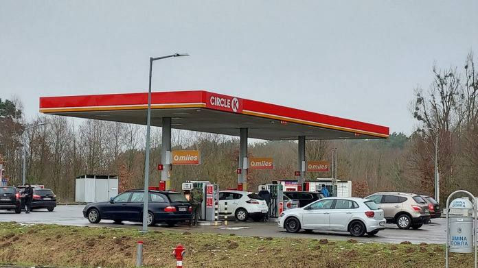 Европейцы спешат заправиться на фоне скачка цен: на АЗС выстроились очереди.