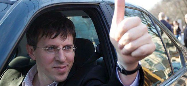 решение приняли муниципальные советники от Либеральной, Европейской народной, Демократической и Либерально-демократической партий.