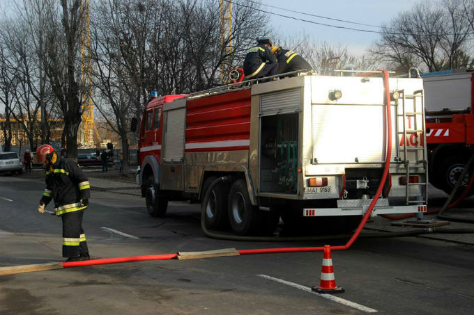 Чаще всего пожарным приходилось взламывать двери и ликвидировать возгорания.