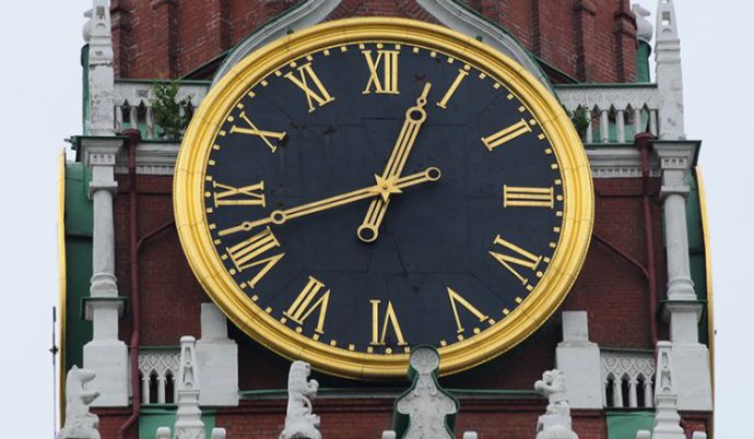 Действующее сейчас летнее время было введено в июле 2011 года по инициативе Медведева.