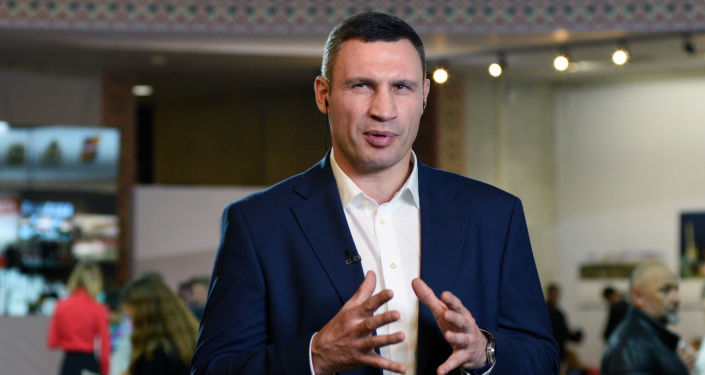 Кличко сорвался после неудобного вопроса и выбил телефон у журналиста.