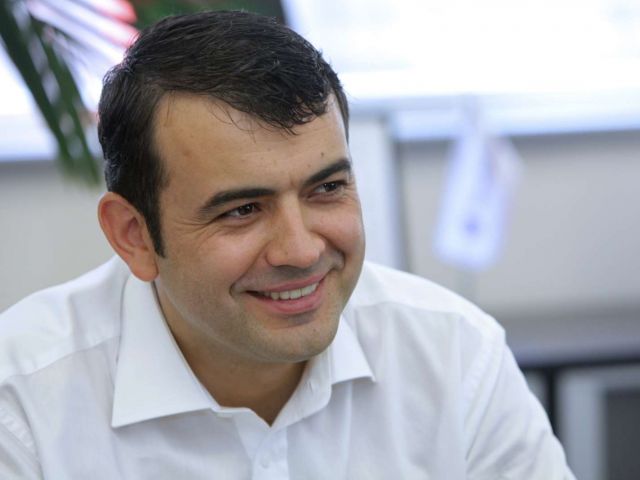 Premierul a fost exmatriculat de la doua institutii de invatamant, odata din propria dorinta, a doua- pentru ca nu frecventa orele.