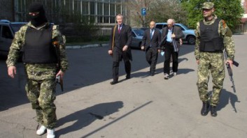 Активисты сил самообороны Славянска начали переговоры с киевскими властями об обмене задержанных представителей ОБСЕ на своих соратников.