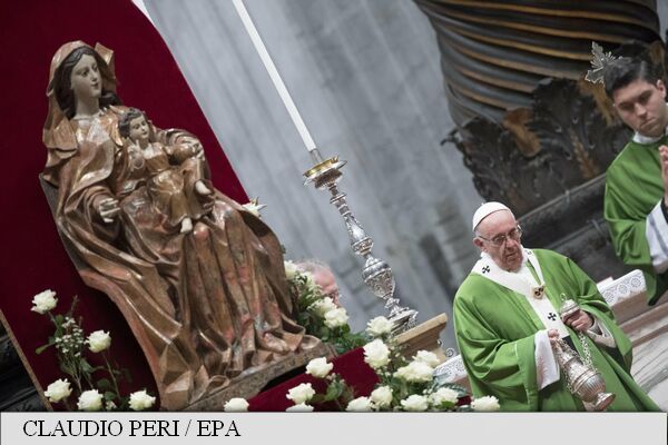 În timpul slujbei, papa Francisc a fost asistat de 12 persoane — migranți, săraci, oameni fără adăpost.