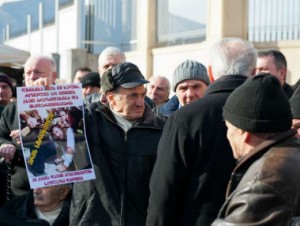 Собравшиеся призывали передать власть председателю парламента.