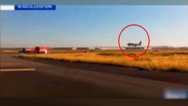 Avionul a aterizat pe roata dreaptă, înaintând astfel pe pistă timp de doi kilometri şi s-a oprit pe mijlocul pistei.