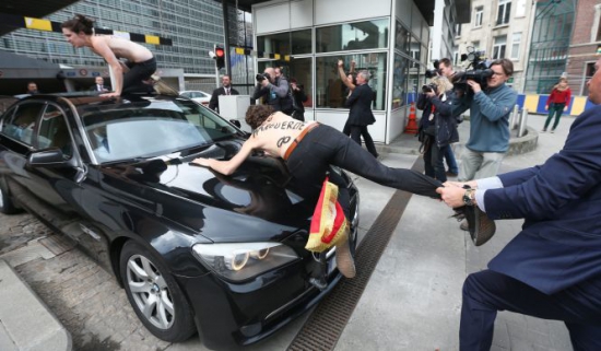  Activistele FEMEN au protestat topless cu ocazia vizitei premierului Tunisiei la Bruxelles. 
