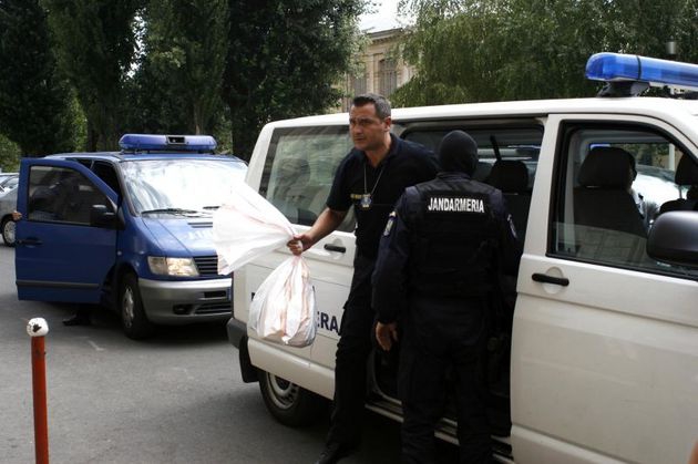 В первой половине дня полицейские наведались по 32 адресам в уездах Илфов, Констанца, Тулча, Брэила, Сучава, Ботошань и в Бухаресте. 