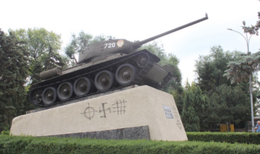 Vă amintim că în noaptea de duminică spre luni două monumente sovietice, din Bălţi, au fost vandalizate de persoane necunoscute