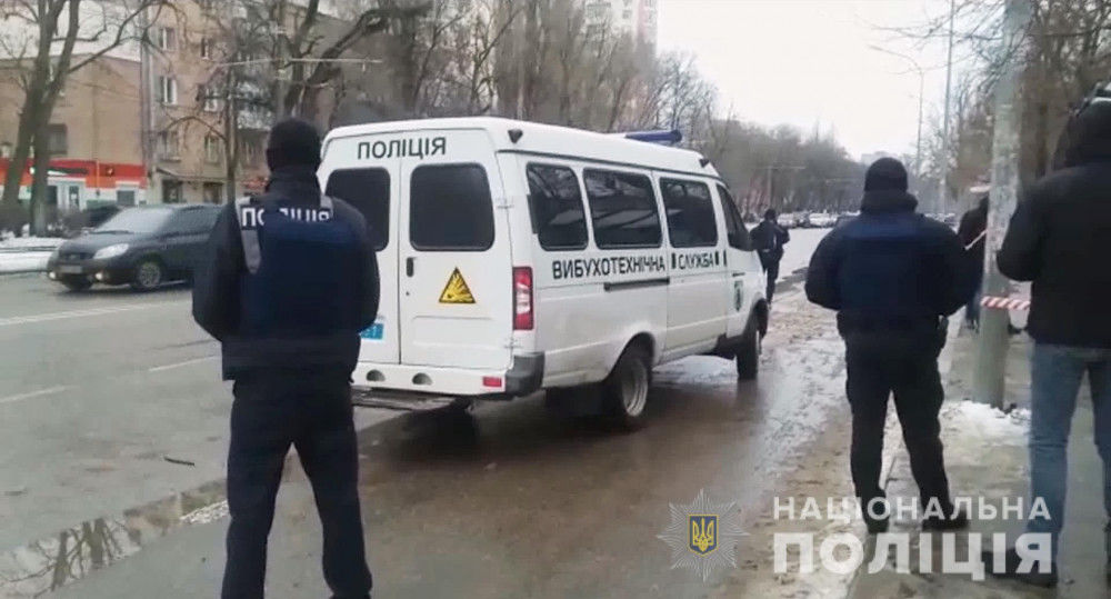 На остановке общественного транспорта в Одессе обнаружили взрывчатку.