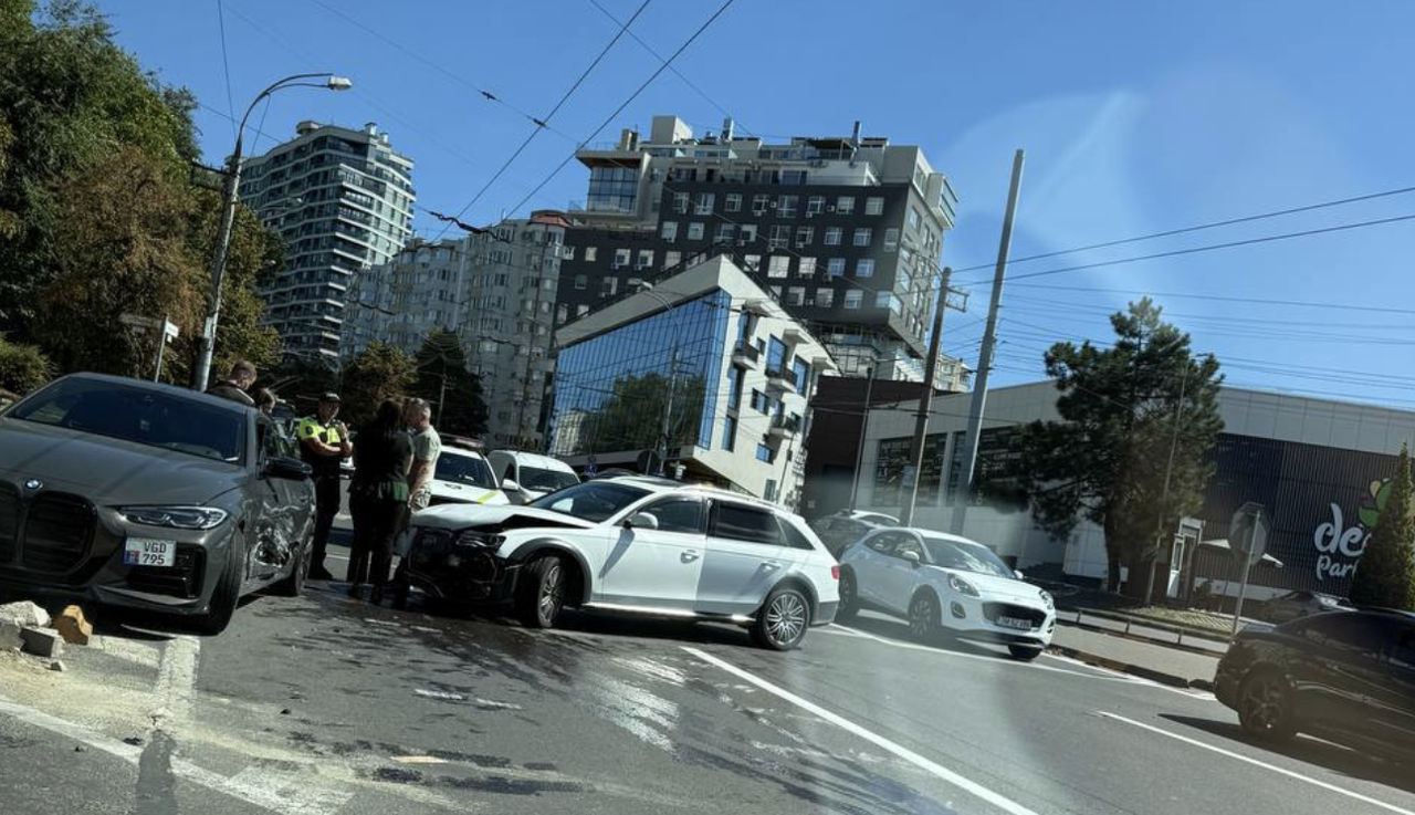 В Кишиневе столкнулись BMW и Volvo: обе машины серьезно повреждены.
