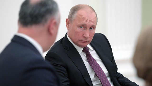 Президент РФ Владимир Путин на встрече с молдавским коллегой Игорем Додоном.