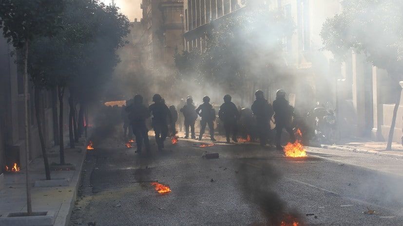 Полиция Греции использовала слезоточивый газ в отношении митингующих против карантина.