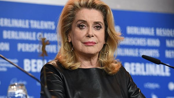 В интервью газете Le Figaro Денев рассказала, что решила расстаться с нарядами из-за невозможности обеспечить правильное хранение.   