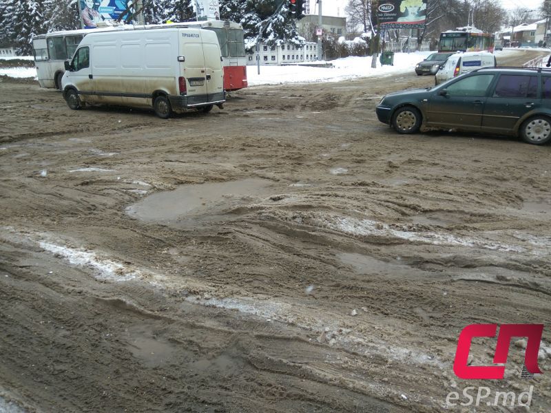 В Бельцах после снегопада невозможно проехать по одному из перекрестков.
