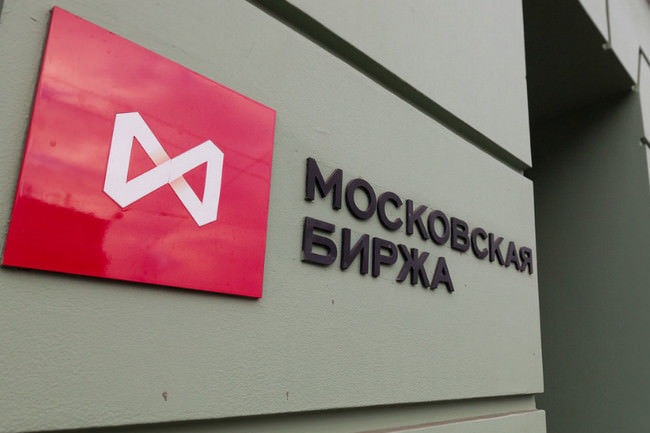 Акций российских компаний и рубль активно падают в цене.
