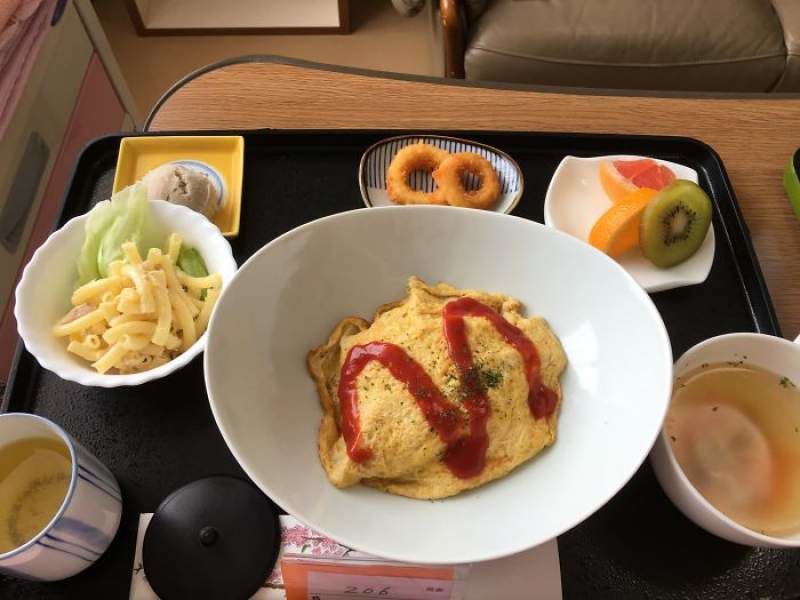 Chinezii comandă mâncarea în tren şi le e livrată la staţia următoare