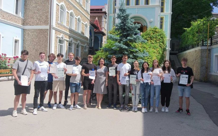 Целый класс столичного лицея был освобожден от сдачи экзамена по английскому.
