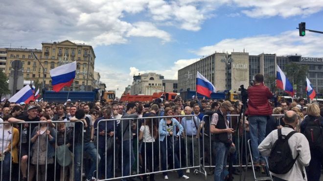 На проходящих в Москве в День России акциях протеста произошли первые задержания.