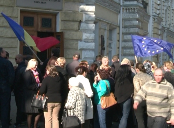 Veteranii conflictului armat de pe Nistru si refugiatii din regiunea transnistreana au protestat la primarie, nemultumiti ca nu-si pot privatiza apartamentele, in pofida unei decizii a consiliului municipal.