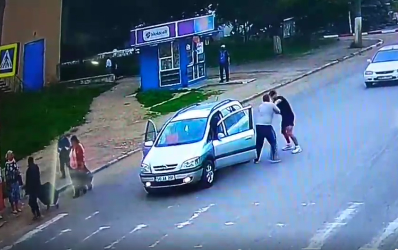 Мужчина хотел обежать автомобиль, но оттуда вышел водитель и завязалась перепалка.