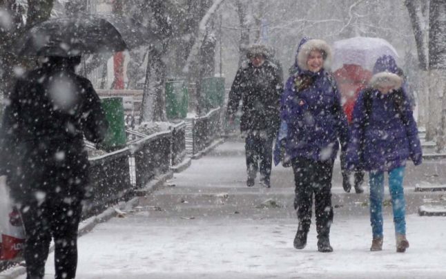 În timp ce iarna a sosit neanunțată în mai multe țări din Europa, țara noastră mai stă la adăpostul toamnei.