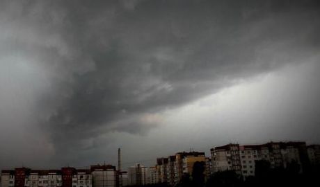În urma ploii de astăzi, mai multe sectoare din capitală au rămas fără energie electrică.