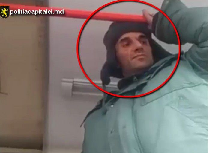 Individul din imagini este căutat de către oamenii legii pentru că a încercat să sustragă portmoneul din buzunarul unei persoane.