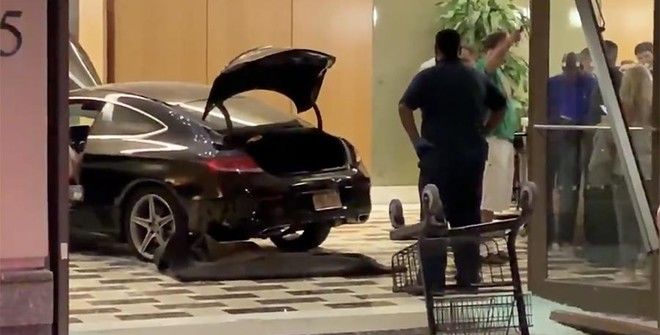 Автомобиль протаранил башню Trump Plaza в США.