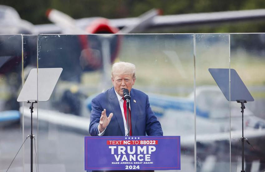 Trump a fost protejat de o sticlă antiglonț la primul miting în aer liber, după tentativa de asasinat.