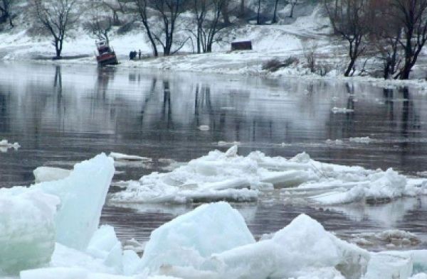 Объявлен "желтый уровень" в связи с разрушением льда на водоемах.