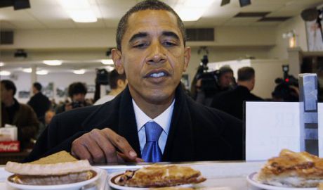 În calitatea de preşedinte al SUA, Barack Obama are un salariu anual de 400.000 de dolari, adică 33,300 de dolari pe lună, şi are o avere netă de circa 7,5 milioane dolari.
