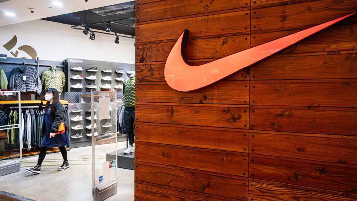 Американская компания Nike уходит с российского рынка.