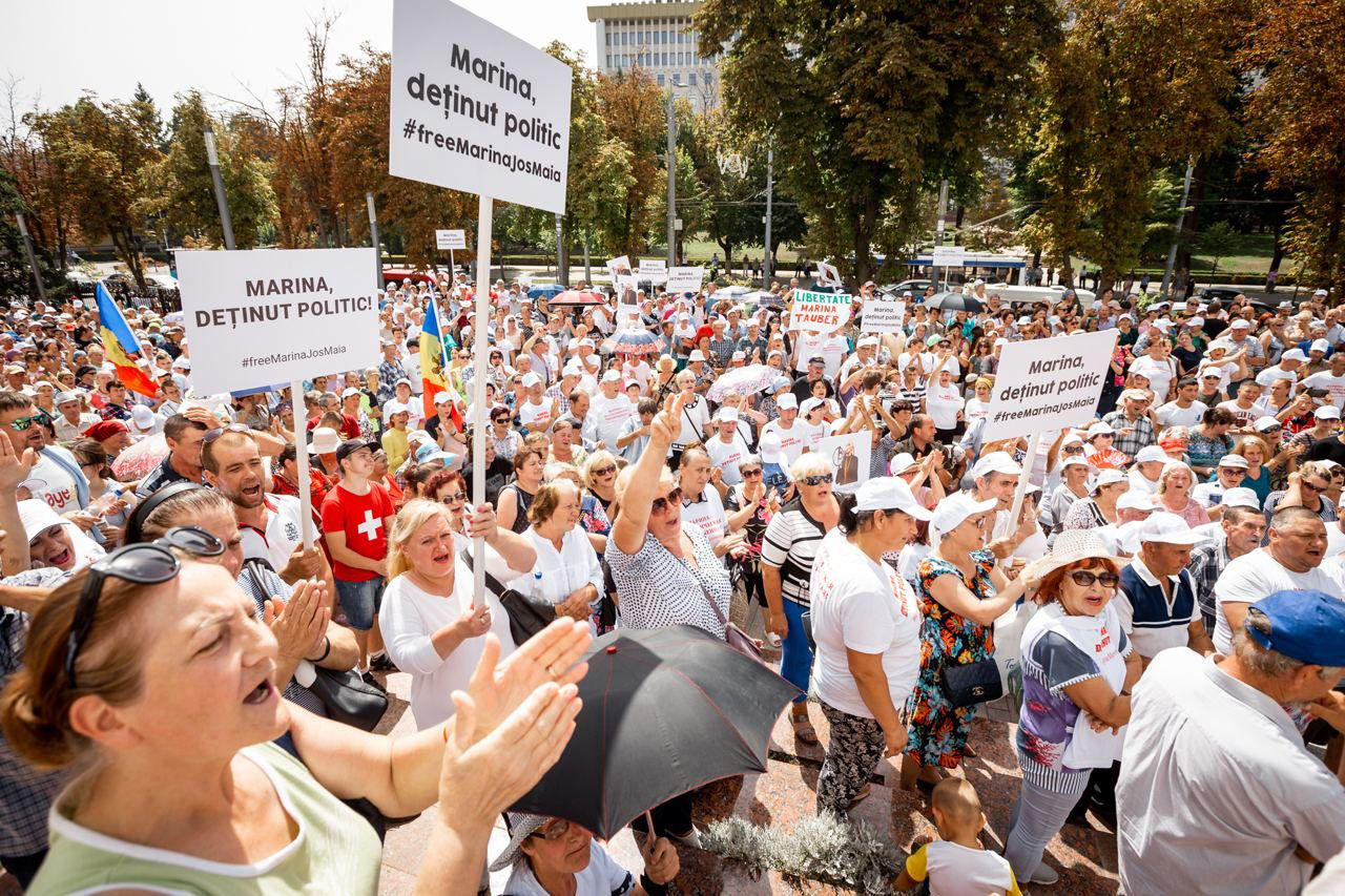 Партия "Шор" и ПКРМ протестовали у здания президентуры, требуя освобождения Таубер.