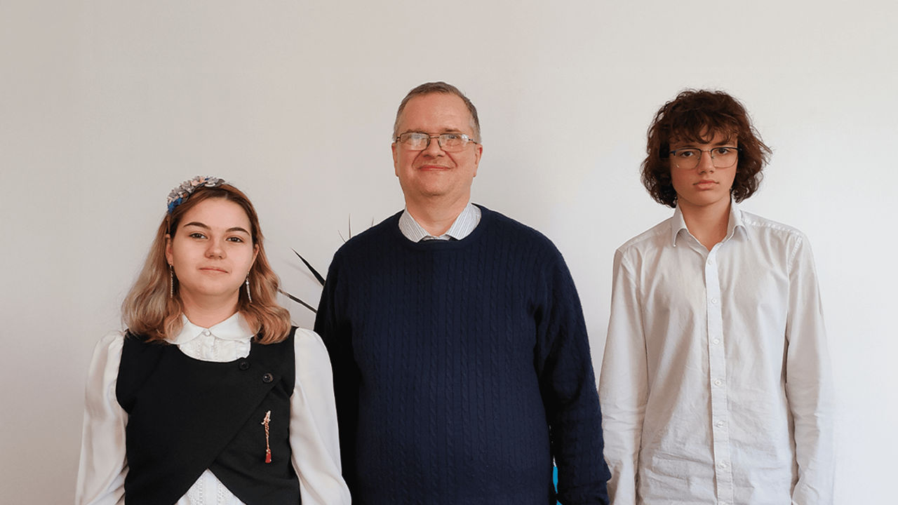 Elevii de liceu din Moldova au depășit toți participanții la concursul Intel AI 2025.