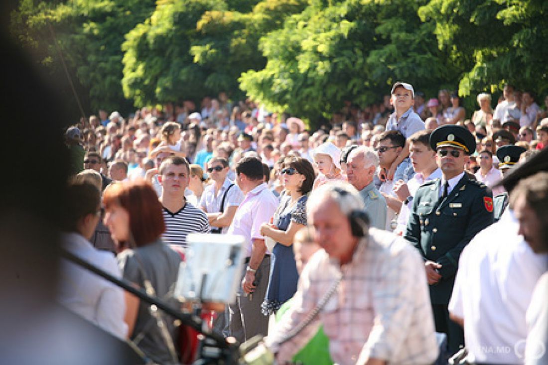 În Republica Moldova activează în jur de 1.500 de școli, gimnazii și licee, peste 30 de universități care contribuie la crearea unei oști de deținători de studii superioare.