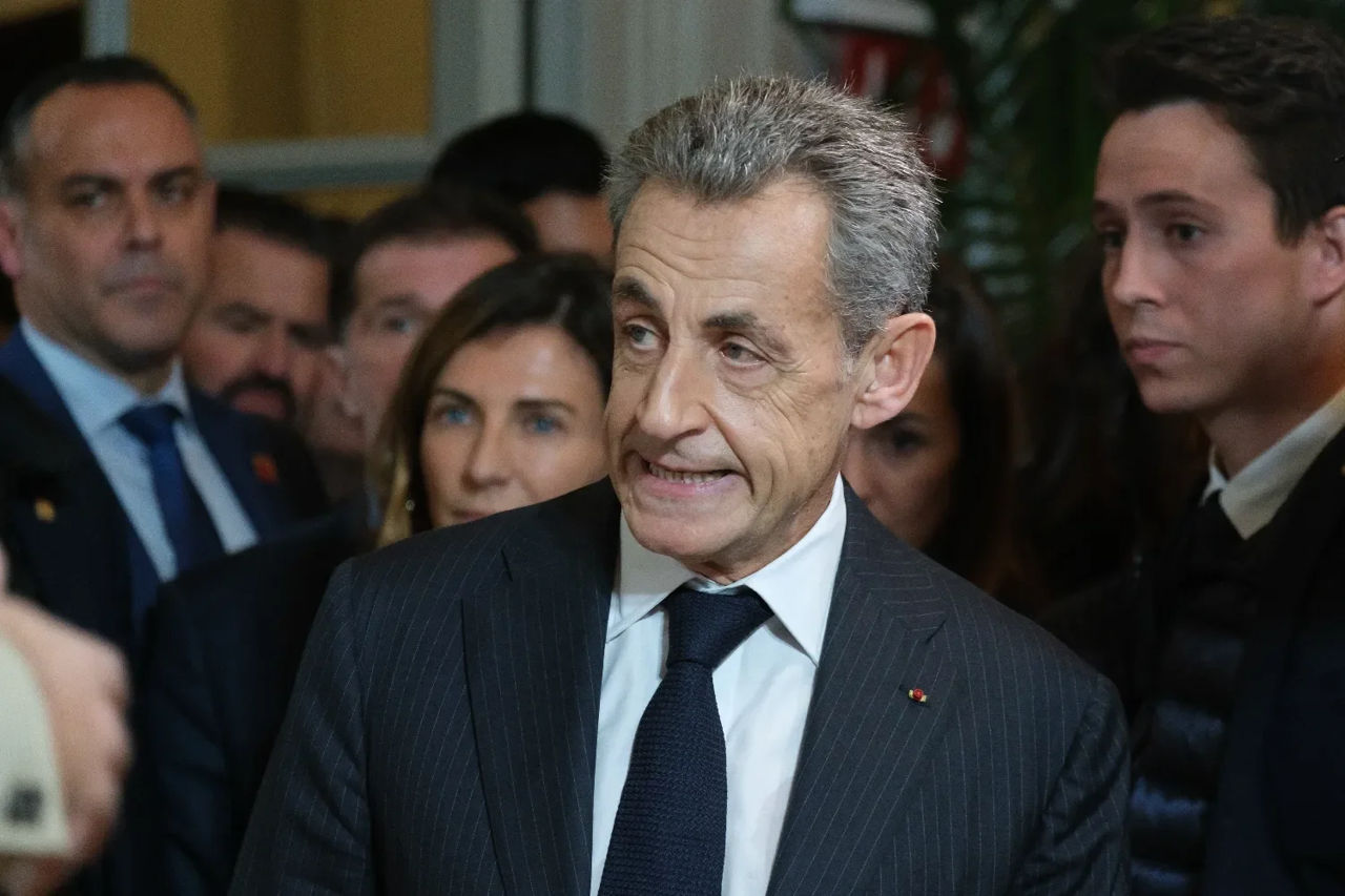 Nicolas Sarkozy, condamnat la cinci ani de închisoare cu suspendarea executării pedepsei.