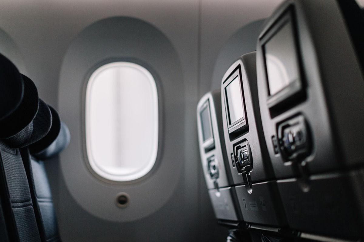Studiu: Pasagerii în vârstă din avion reprezintă un pericol.