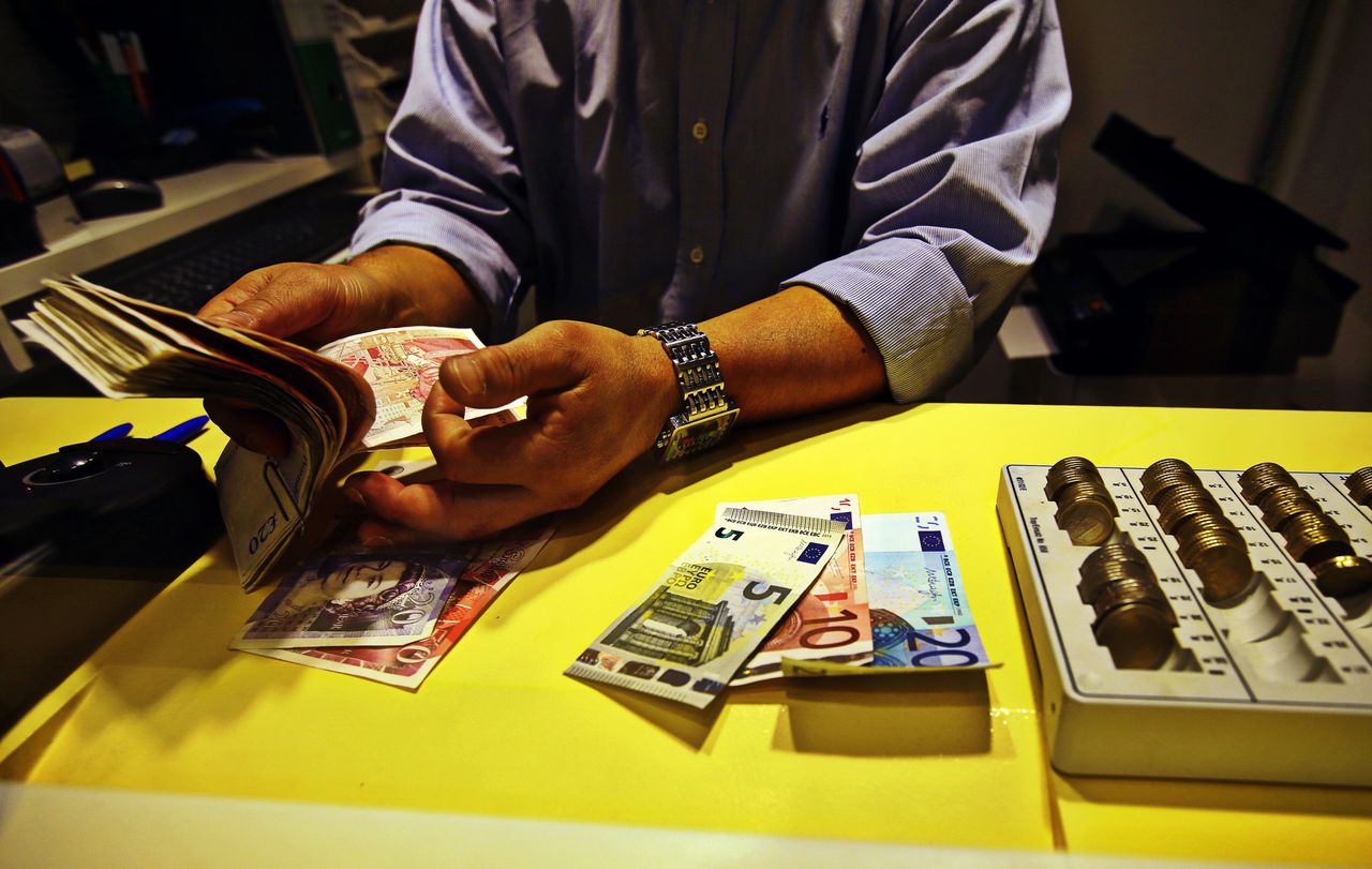 Lira sterlină trage după ea euro.
