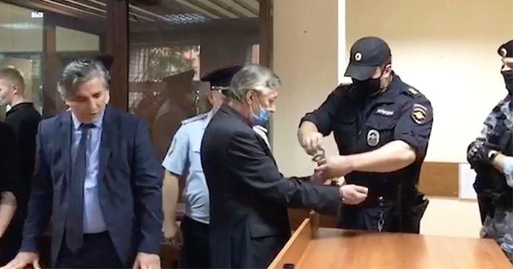 В момент, когда зачитывался срок лишения свободы, артист никак не отреагировал.