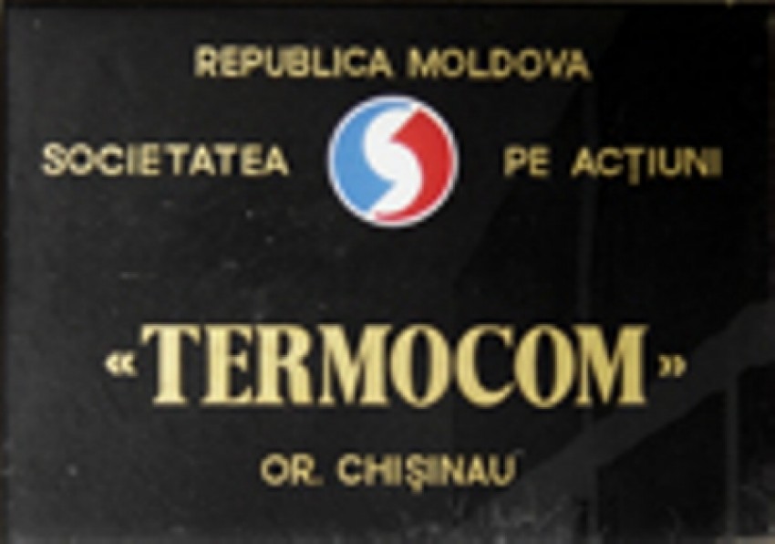 Totodată, la solicitarea executorului judecătoresc, instanţa poate dispune restricţionarea în dreptul de a părăsi ţara în cel mult șase luni.