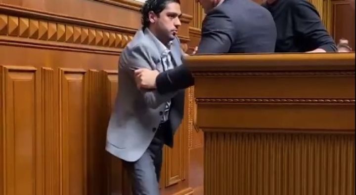В Раде произошла потасовка из-за обвинения депутата в адрес Зеленского.