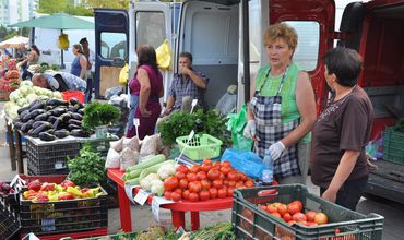 Fructele și legumele de sezon au invadat piețele din Capitală. Prețuri