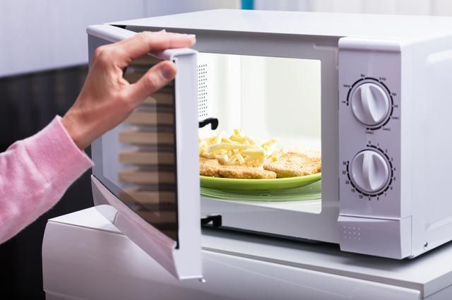 Некоторые продукты при повторном разогревании становятся опасными.