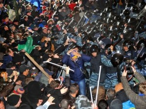 Martorii oculari afirmă că la locul unde se afla bărbatul există urme de sânge, se pare că el a fost lovit.