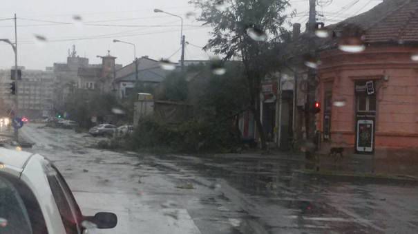 Meteorologii au emis pentru această seară alertă de furtuni și grindină în aproape toată ţara. 
