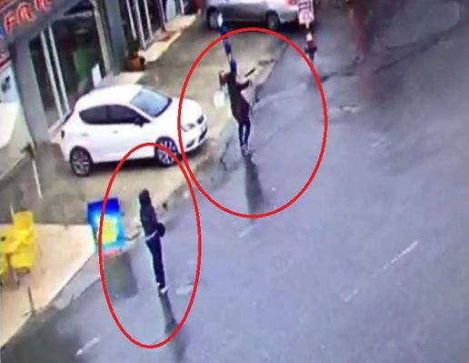 Женщины попытались скрыться в близлежащем жилых домов.